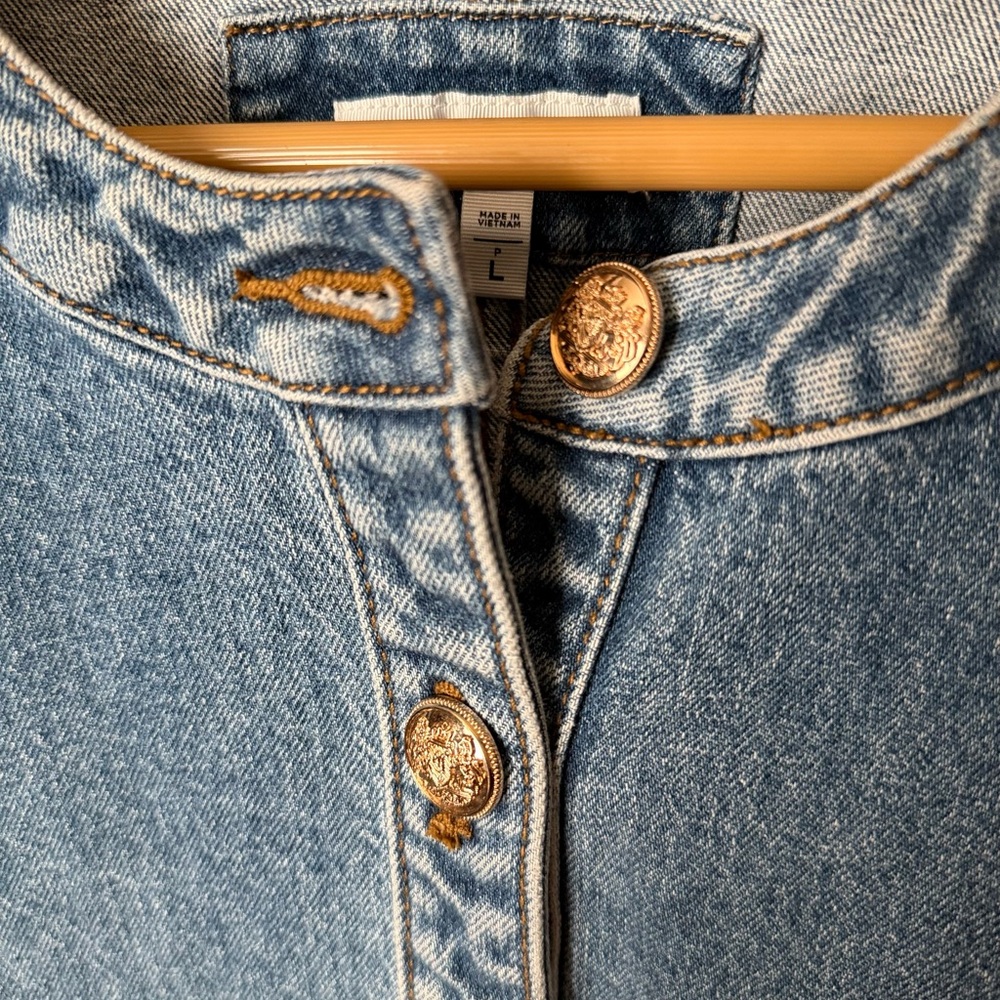 Loft jean jacket with gold buttons size petite large - Picture 2 of 3